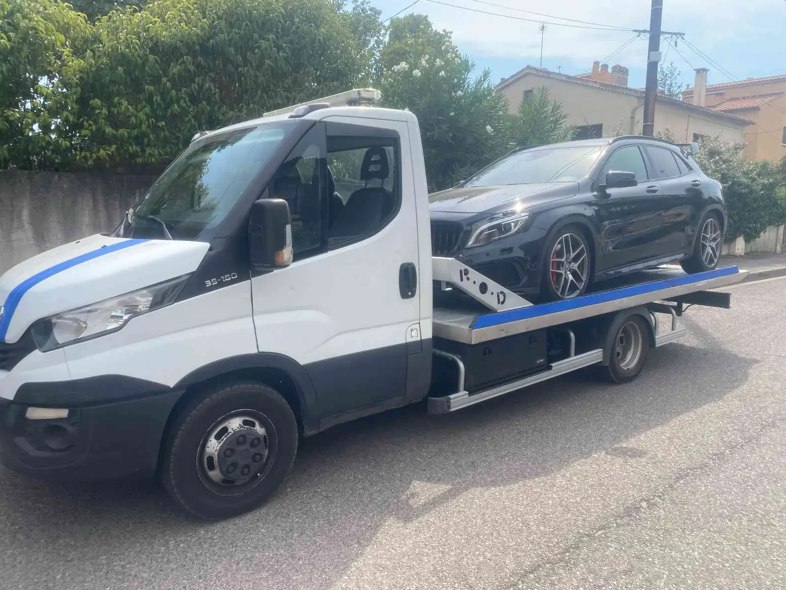 Camion plateau HG Auto Épaviste transportant un véhicule dans le Var