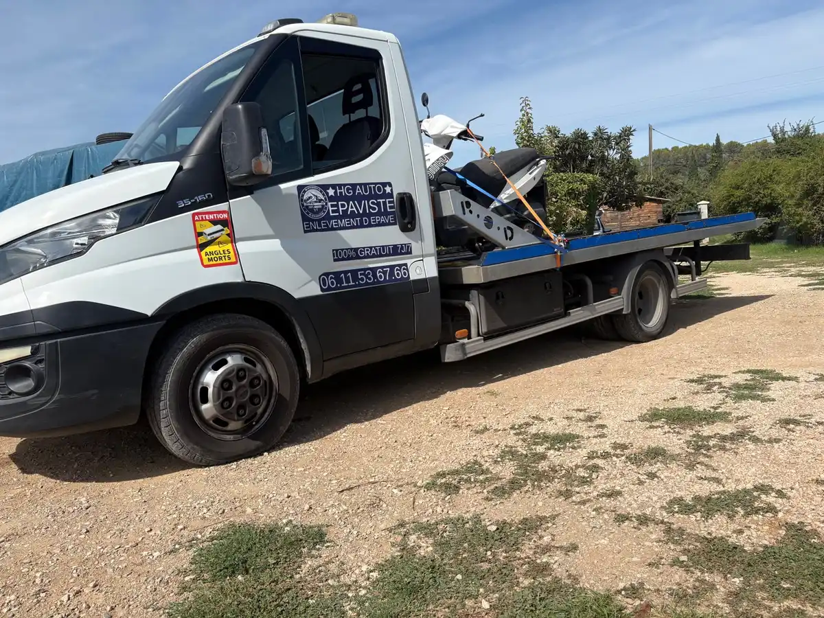 Enlèvement d'un scooter sur camion plateau