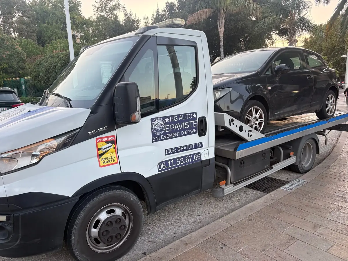 Camion plateau HG Auto Épaviste en bord de mer dans le Var
