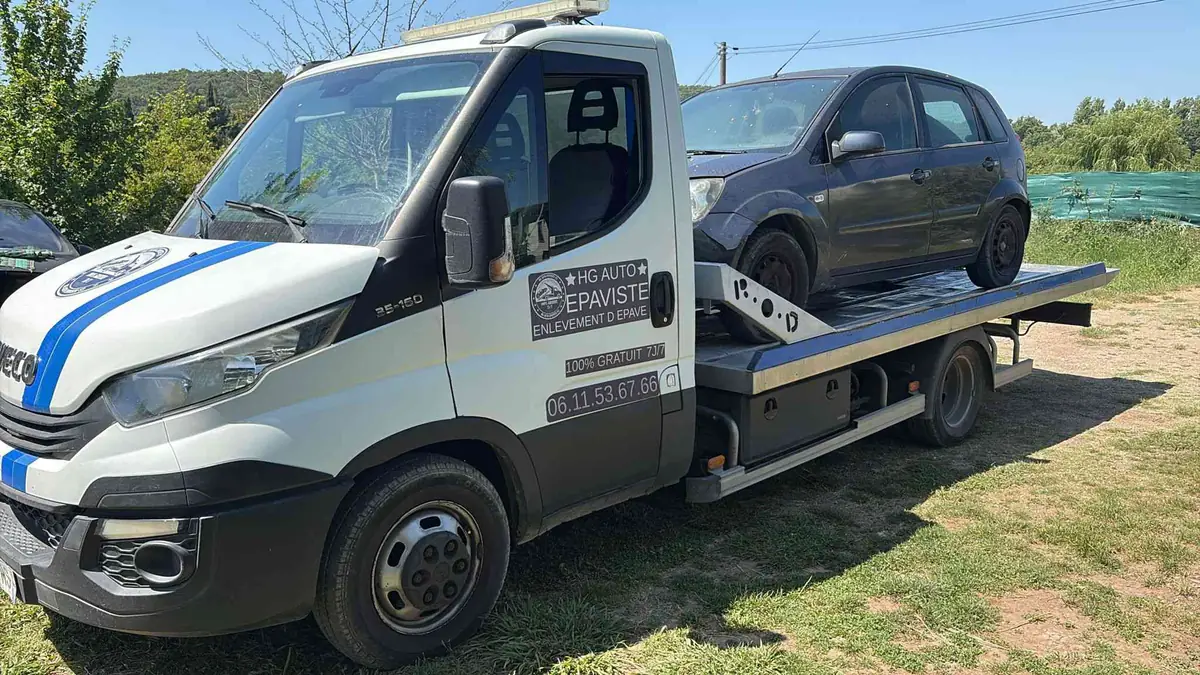 Camion plateau HG Auto Épaviste en intervention dans le Var